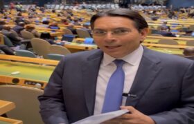 نمایش مضحک سفیر رژیم اسرائیل برای پوشاندن رسوایی نتانیاهو در سازمان ملل و کشتار مردم غزه