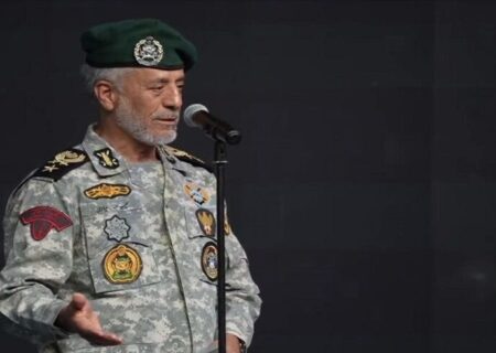 دریادار سیاری: دشمن نمی‌تواند مقابل جوانان مؤمن و باانگیزه ایران ایستادگی کند