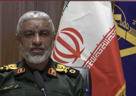 دریادار عظمایی: ناوهای آمریکایی جرات نزدیک شدن به تنگه هرمز را ندارند